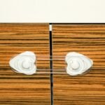 Bllokues Plastik Sigurie për Dyer dhe Komoda – Mbrojtje për Bebe - Image 2